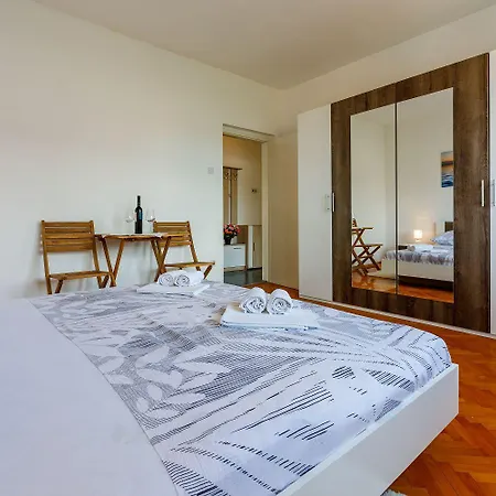 Komfortables Nur 430 Meter Zum Mit Meerblick, Balkon, Terrasse, Grillbereich * Novi Vinodolski